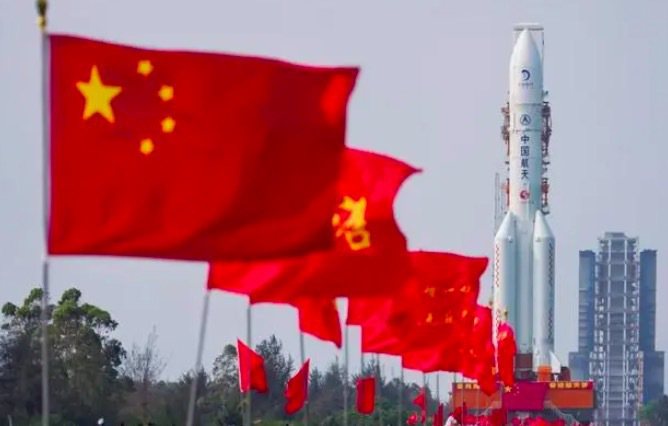 嫦娥六號探測器計畫5月初擇機實施發射，如果任務成功，中國將成為首個成功實現對月球「背面」採樣的國家。(央視截圖)