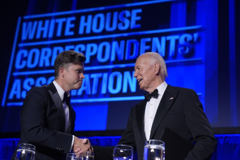 拜登總統27日在白宮記者協會年度晚宴上主持人柯林約斯特(左)酸拜登總統記憶力不好，可能記不得今天晚宴上的笑話了。美聯社