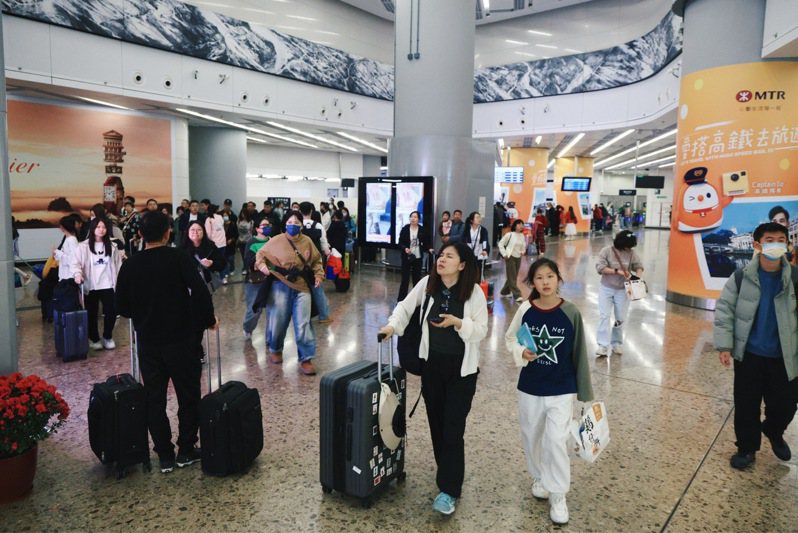 內地赴港澳人才簽注政策自5月6日起範圍擴展至北京、上海，憑有關人才證明，於有效期內可多次赴香港及澳門，停留期不超過30天。（中通社）