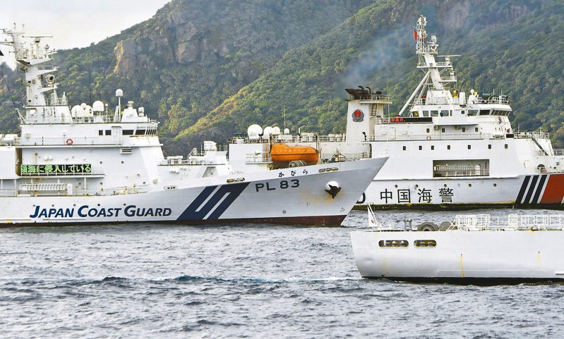 日本沖繩石垣市政府日前組織調查團赴釣魚台海域視察，遭到中國海警船逼近中斷活動，海域情勢升高。圖為中方海警船在釣魚台附近航行，試圖靠近日本海警船。 （路透）