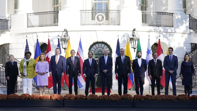 美國總統拜登（右五）加強與拉丁美洲經濟關係，圖為他2023年11月3日在首屆美洲經濟繁榮夥伴關係倡議（APEP）峰會上與各國領導人合影。 （美聯社）