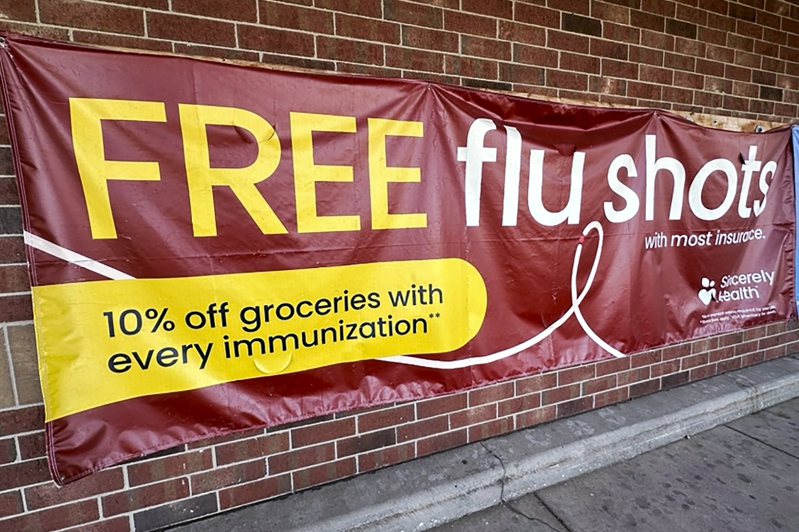 CDC日前表示流感季節即將結束。圖為伊利諾州一家雜貨店今年初張貼免費打流感疫苗的海報。(美聯社)
