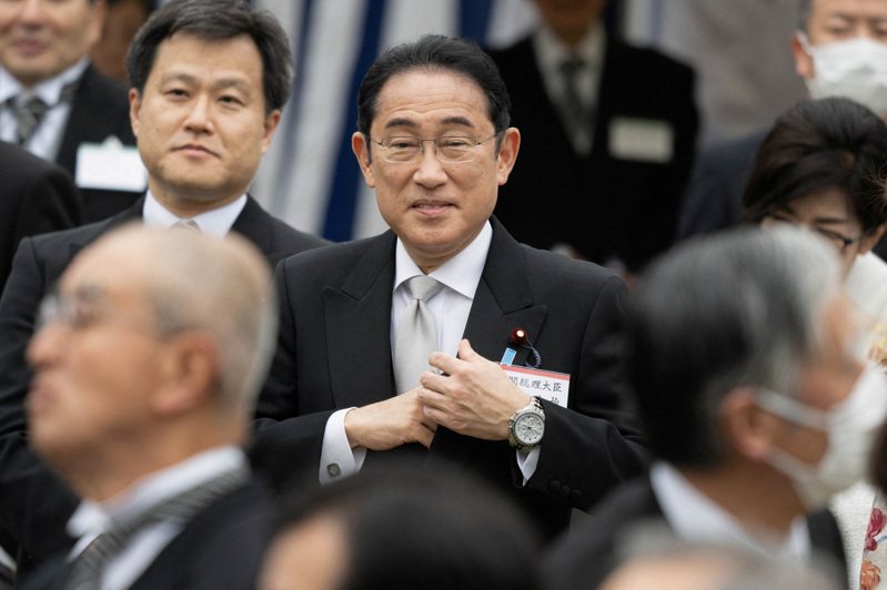 日本自民黨在眾議員補選3席全丟，可能影響首相岸田文雄（中）執政。（路透）