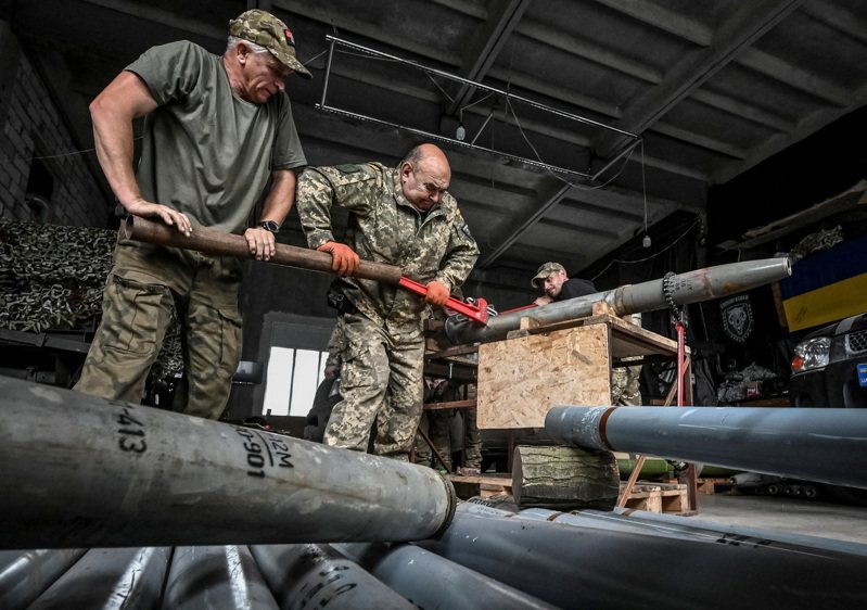 烏克蘭戰況吃緊，圖為志願軍卸火箭系統的外殼要改裝為武器。（路透）
