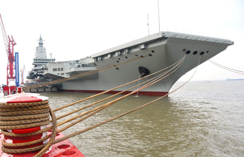 中國大陸第三艘航空母艦福建艦，1日從上海江南造船廠碼頭解纜啟航，展開首次航行試驗。(新華社)