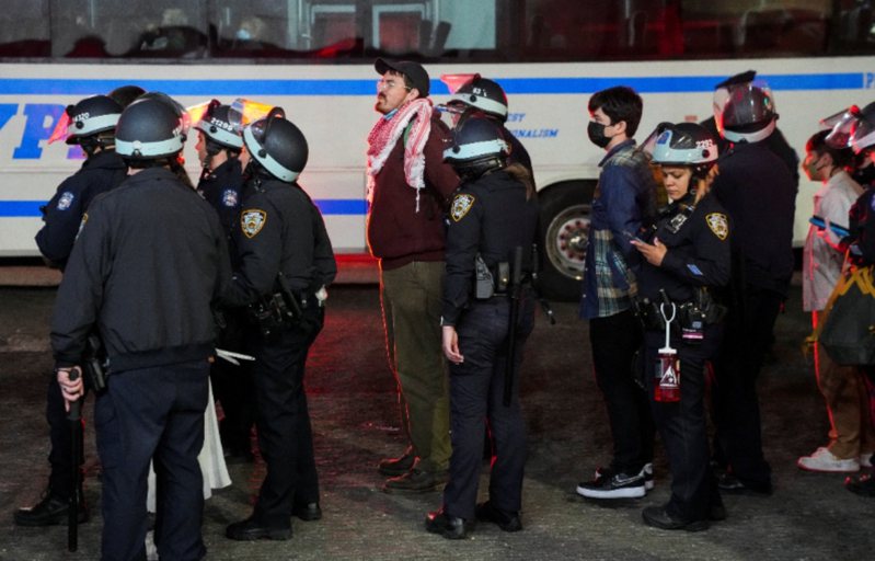 在哥大参与抗议的学生被警方逮捕。(路透)