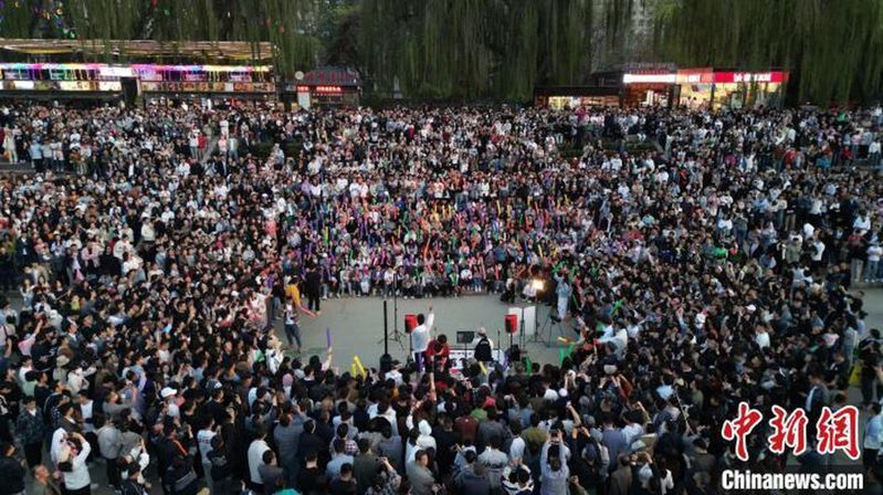 甘肅蘭州在黃河畔舉行的路邊演唱會，吸引了民眾前來「打卡」。(取材自中新網)