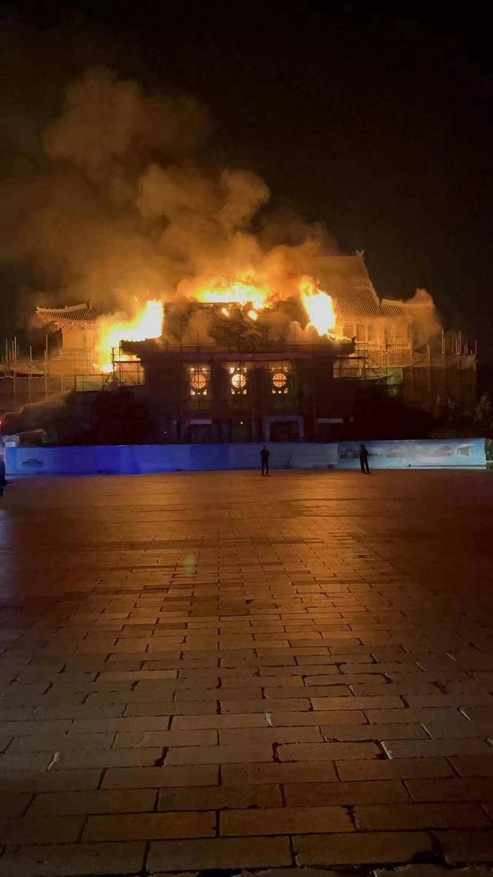 河南大學大禮堂著火。(取材自澎湃新聞)
