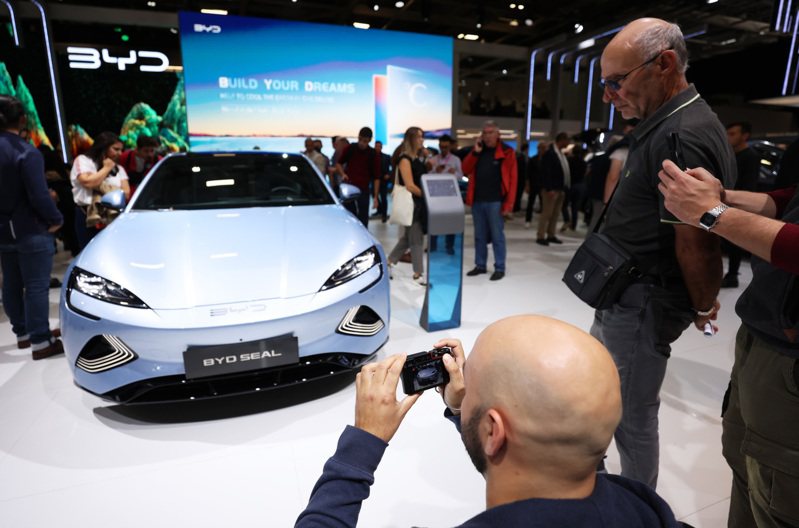 中國電動汽車在法國市占率，由32%大幅下滑至4%。圖為2022年巴黎車展巴黎國際車展上，人們在比亞迪展區參觀。（新華社）