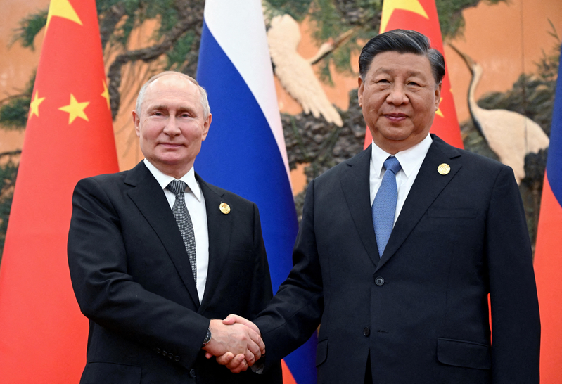 俄羅斯總統普亭（左）與中國國家主席習近平（右）的互動頻繁，已形成年度會晤機制，普亭將於15日出訪中國。（路透）