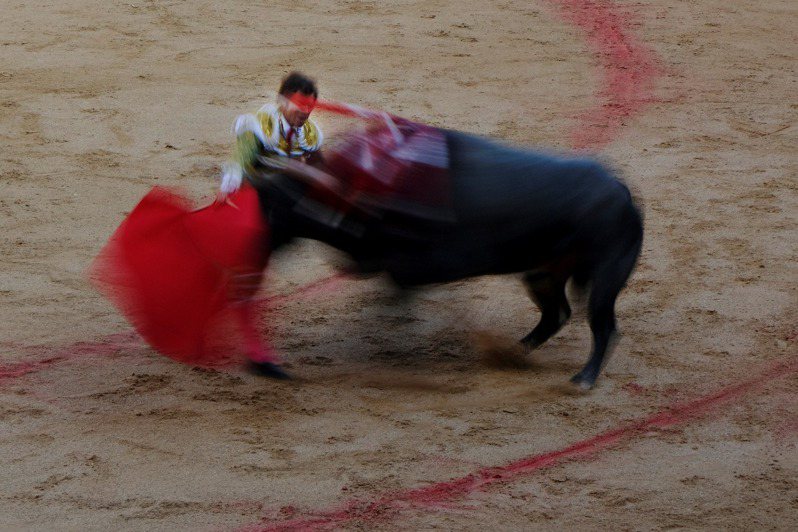 基於「西班牙新的社會和文化現實」，西班牙取消了一年一度的國家鬥牛獎，引發保守派不滿。路透