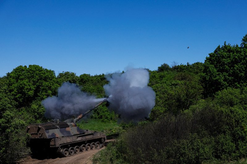 烏克蘭頓內茨克地區，烏軍在俄羅斯攻擊期間向俄羅斯軍隊發射自走榴彈砲。（路透）