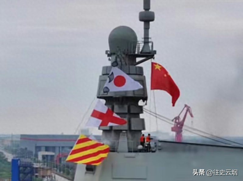 福建艦海試現場，曝光艦島懸掛一面和日本國旗相似的旗幟，直接引爆網民群情激憤。（取材自微博）