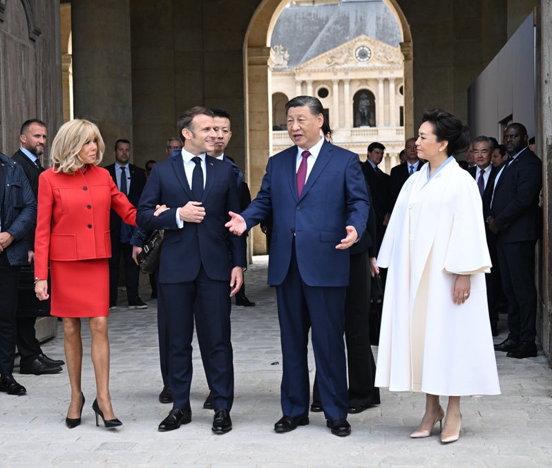 正在法國進行國事訪問的中國國家主席習近平、彭麗媛伉儷6日在巴黎出席法國總統馬克宏夫婦舉行的隆重盛大歡迎儀式。(新華社)