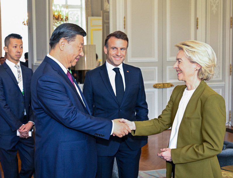 中国国家主席习近平6日在巴黎爱丽舍宫与法国总统马克宏(中)、欧盟委员会主席冯德莱恩(左)举行中法欧领导人三方会晤。(新华社)