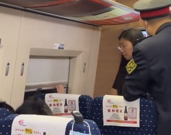 两女在高铁上疯狂开关遮光帘长达40分钟，列车员劝阻也无效。图／视频截图