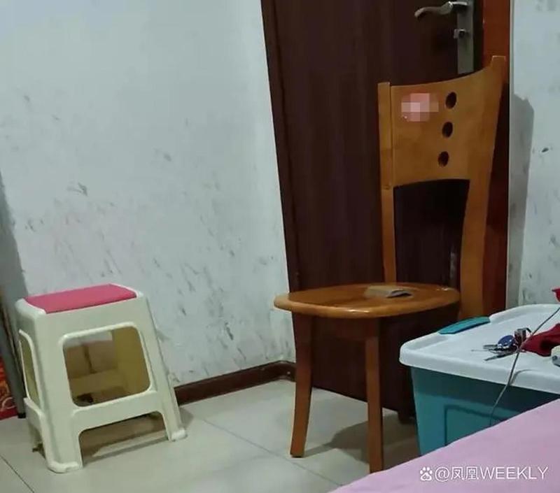 丁红玲用椅子抵住宿舍的门。图／取材自凤凰周刊