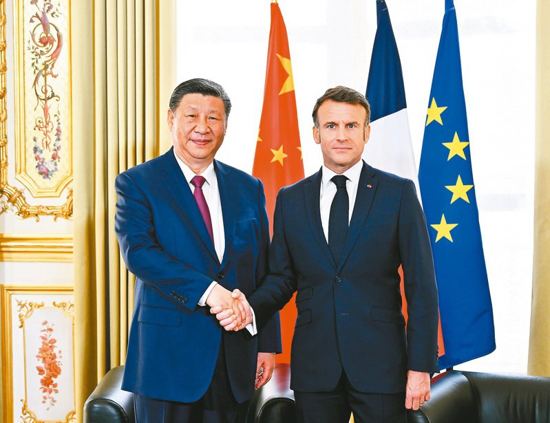 中國國家主席習近平(左)當地時間6日與法國總統馬克宏(右)會談，在會後提出中法倡議奧運期間「全球停火止戰」。(新華社)