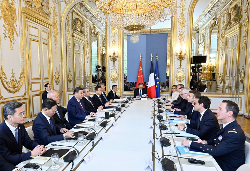 中國國家主席習近平到法國訪問，其他人都用白色玻璃杯，唯獨習近平自帶黑色杯子。（新華社）