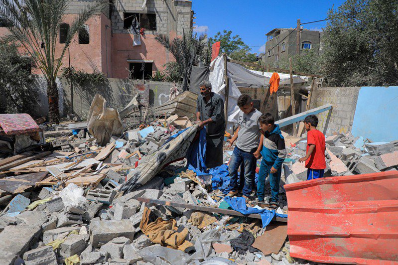 以色列继续对加萨南部拉法市的进攻。图为居民查看以军轰炸后的废墟。（新华社）(photo:UDN)