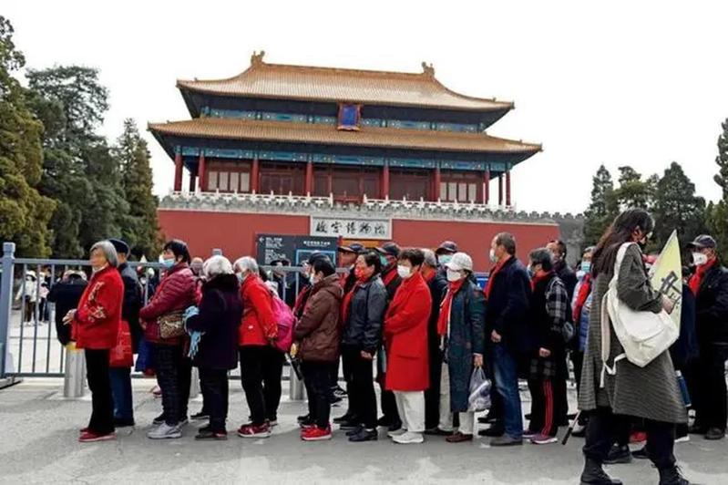 在北京故宮外排隊的老年團。(取材自中新周刊／東方IC圖）