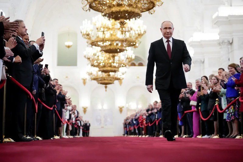 俄羅斯總統普亭7日在克里姆林宮奢華儀式中宣誓就職，中駐俄大使表態歡迎普亭訪中。 (路透)