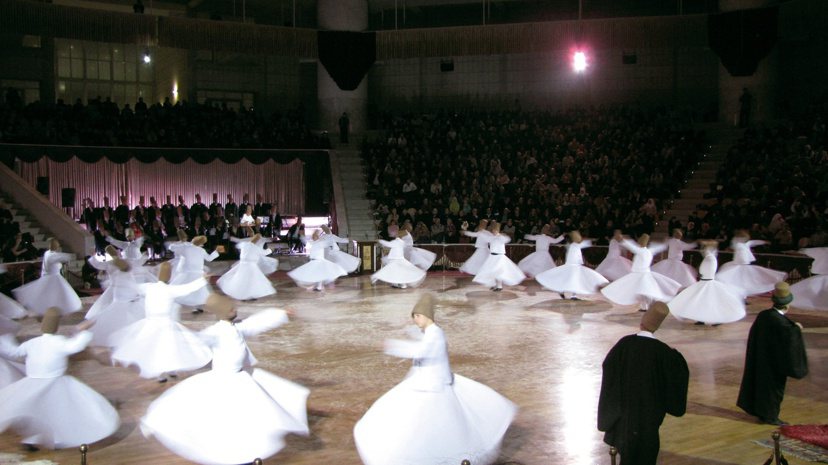 在土耳其孔亞魯米慶典中，托缽僧的旋轉演出。圖／楊錦聰提供