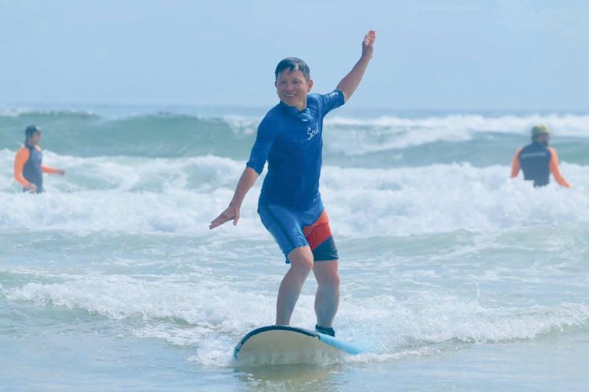2018年，楊錦聰在澳洲拜倫灣學習衝浪。圖／楊錦聰提供