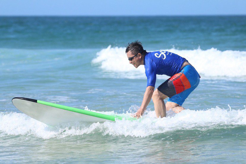2018年，楊錦聰在澳洲拜倫灣學習衝浪。 圖／風潮音樂 提供