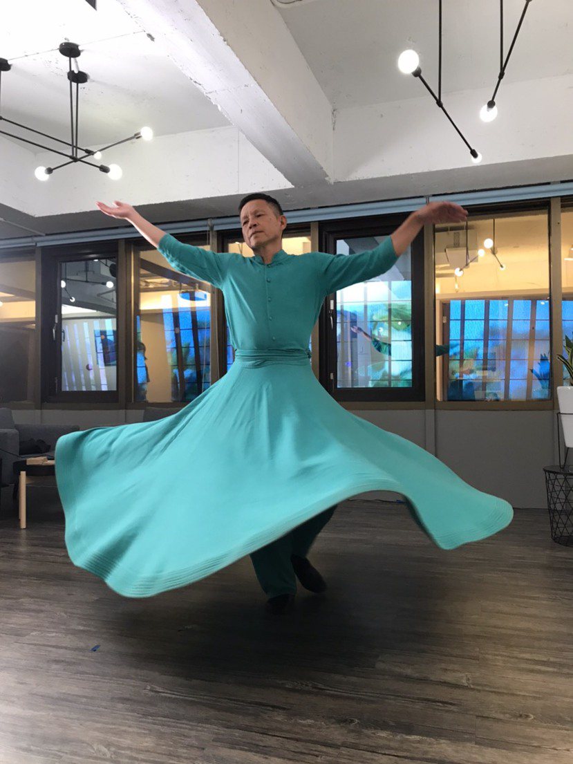 風潮音樂創辦人楊錦聰，在直播上跳蘇菲旋轉舞。 圖／林如茵攝影
