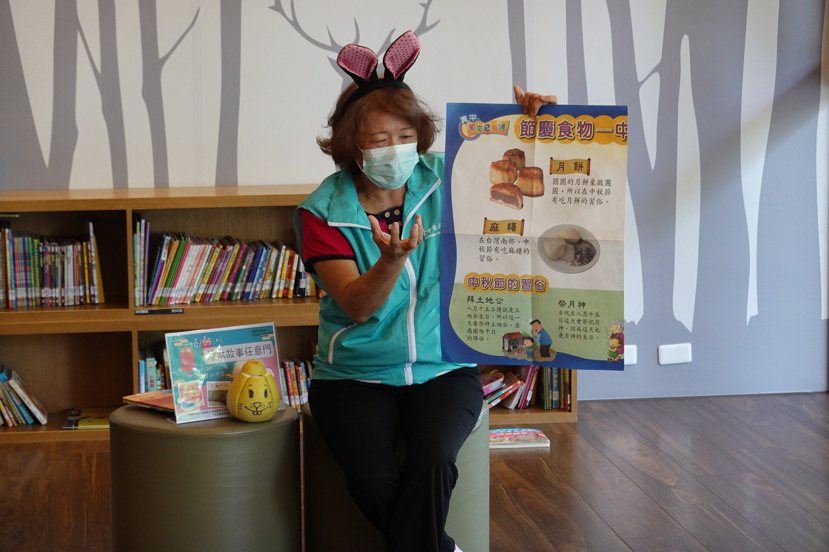 64歲王陳雪霞是國小退休教師，她擔任台中市圖書志工長達14年，近年又投入樂齡服務...