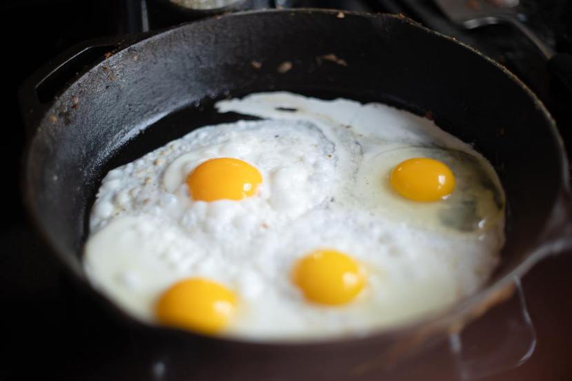 雞蛋中大部分維他命都存在於蛋黃中，像是維他命B12、D、E 和A。 圖／unsp...
