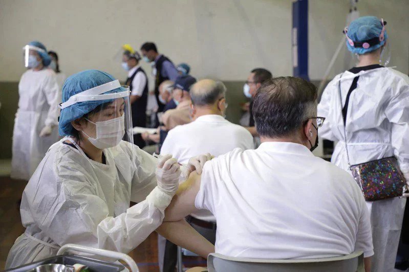 全台已於6月15日開打日本捐台124萬劑AZ疫苗，然3天來已有13起長者接種AZ...