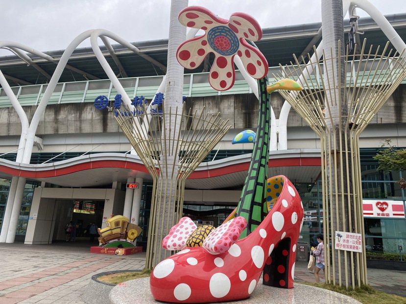 台鐵員林火車站廣場前有草間彌生的「高跟鞋」裝置藝術。 圖／林宛諭 攝影