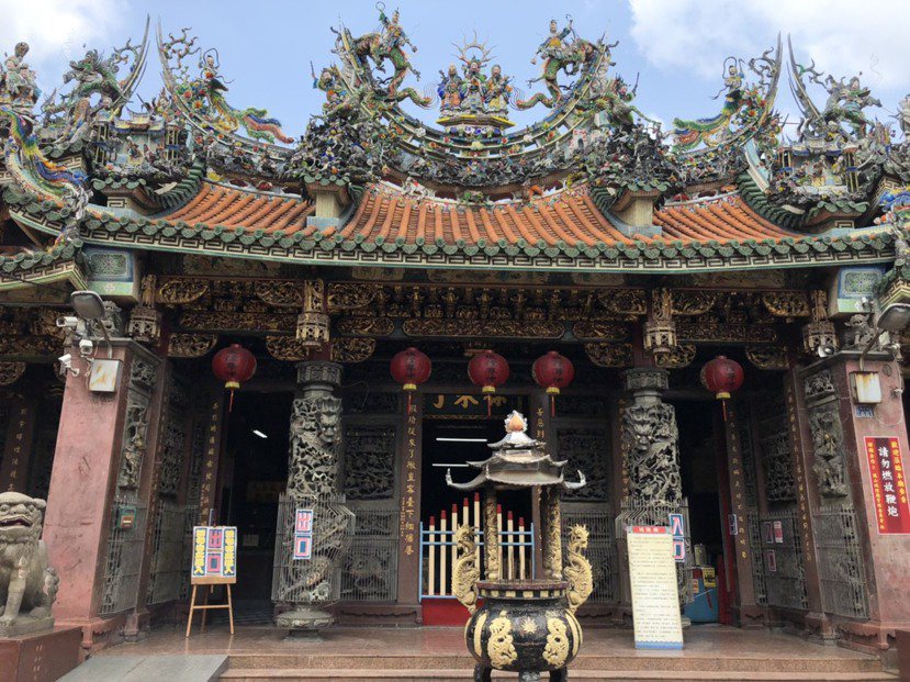 鳳山城隍廟位於鳳儀書院西側，建於清朝嘉慶5年（1800年），廟裡的木匾別具特色。...