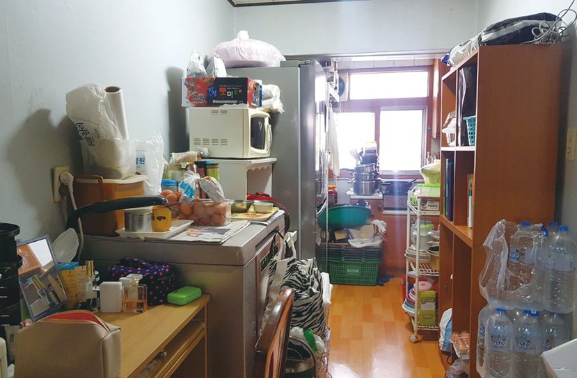 整理前：長年使用的廚房最容易堆積大量雜物，所以必須先把東西全都拿出來、並將同類物...