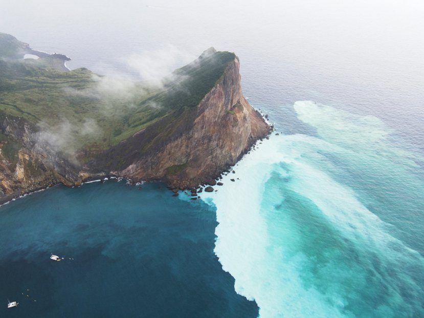 宜蘭龜山島「牛奶海」是從龜首處海底溫泉噴發造成，乳白色的海水與藍色大海呈現反差美...