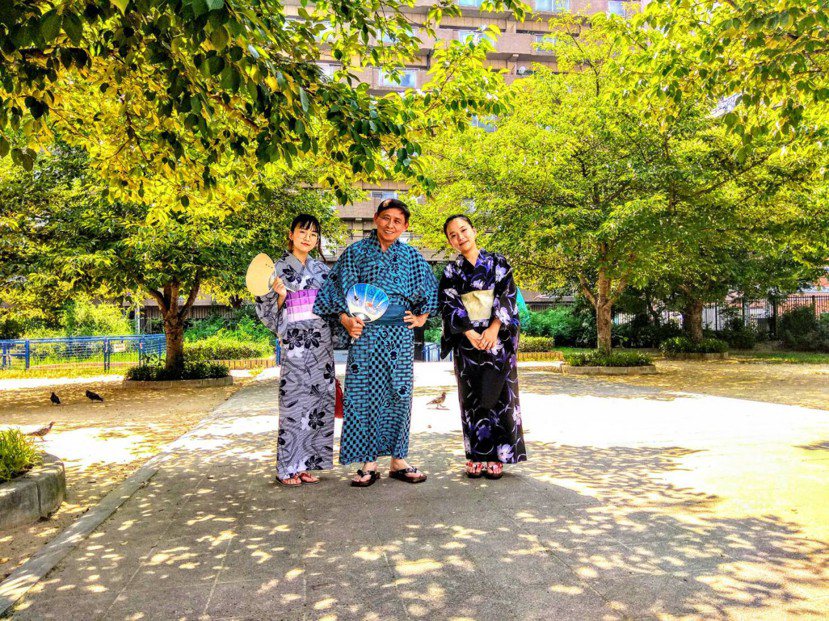 日本遊學校外活動夏日體驗和服浴衣，與女同學合照。 圖／劉孟德提供