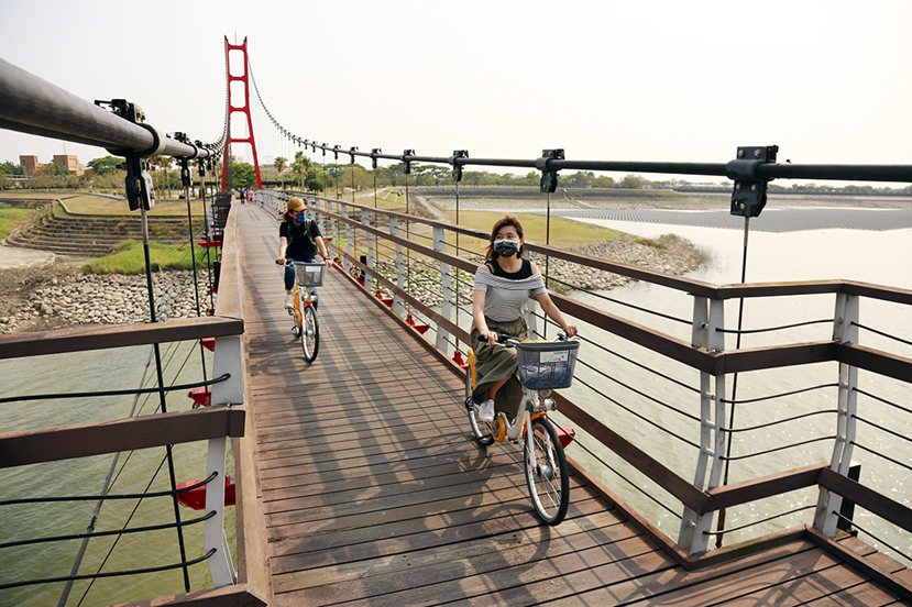 騎自行車經過吊橋，飽覽秀麗山水風光。 圖／Carter攝影