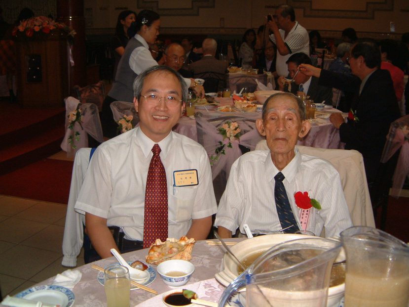 盧豐華醫師與父親盧金生醫師，於台南市醫師公會行醫60年表揚會上的合照。 照片提供...