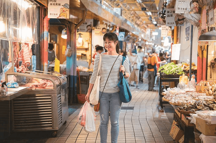 陳宜芳常在週末到東三水街市場採買熟食。 圖／賴智揚攝影
