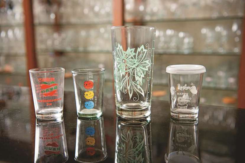 木瓜牛奶杯及3個不同時代的143cc經典台灣啤酒杯，都出自順陽玻璃的設計。 圖／...