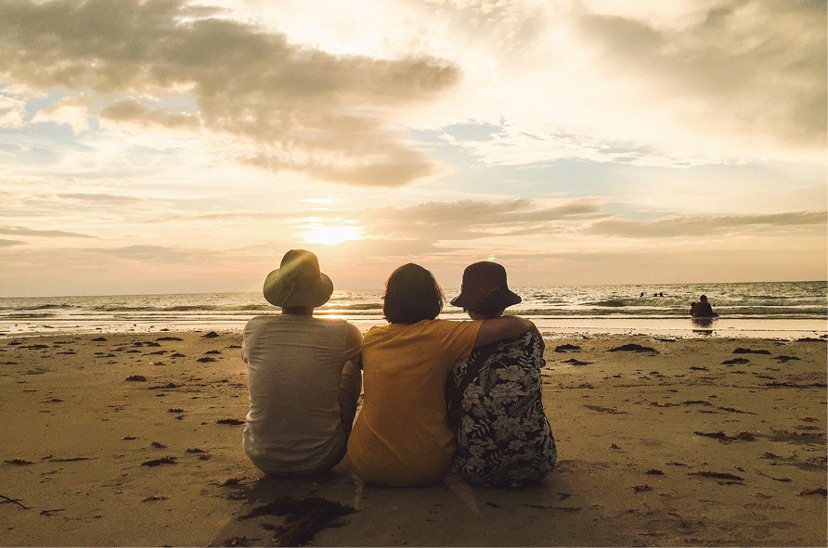 馬來西亞．納閔島海灘上的一家人(2018)。 圖／時報出版