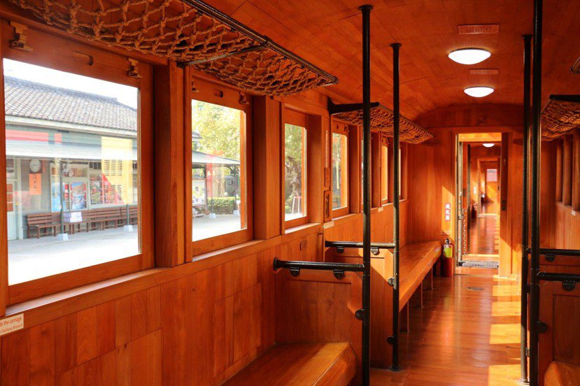 舊款車廂主要為木製座椅。 圖 / 阿里山林鐵及文資處