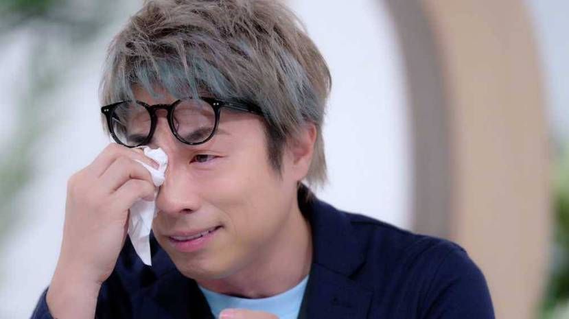 主持人小淳看到告白場面感動流淚。 圖片來源／@NetflixJP Twitter
