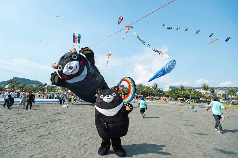 12米高雄熊軟Q的在空中擺動，與日本超人氣熊本熊串型風箏、色彩繽紛的七彩熊等攜手...