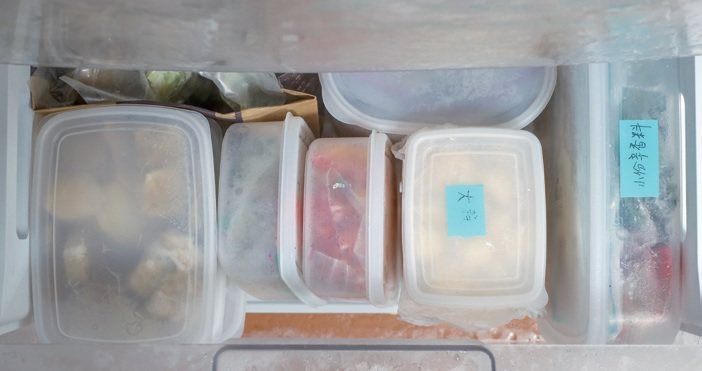 如果是抽屜式冷凍庫，就要依類別規劃專屬擺放區。小份量食材集中放在直立式的筒狀盒子...