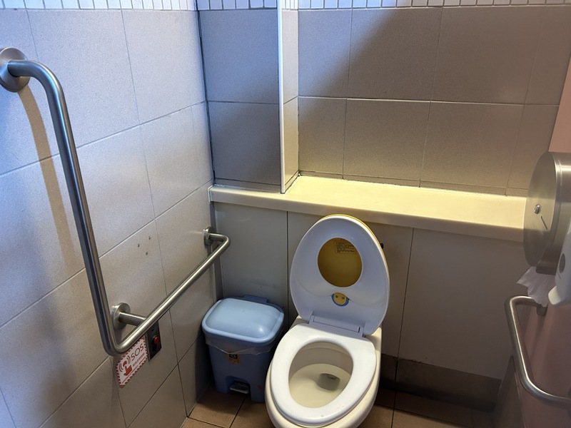 台鐵南港站的廁所增加扶手設施。 圖／南港區健康服務中心提供