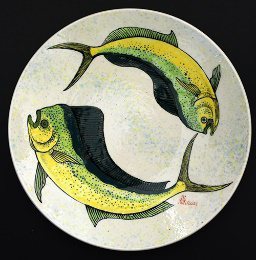 「慢魚藝專區」展示藝術家王有森手繪瓷盤12件。 圖／中壢區漁會提供