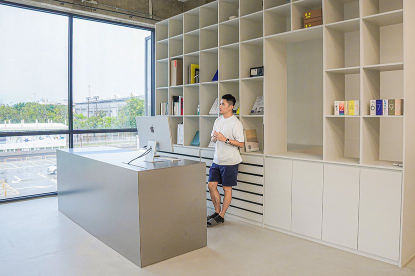 聶永真親自設計工作室空間，以書櫃牆區隔空間層次，並規劃一間屋中屋，讓工作夥伴可以...